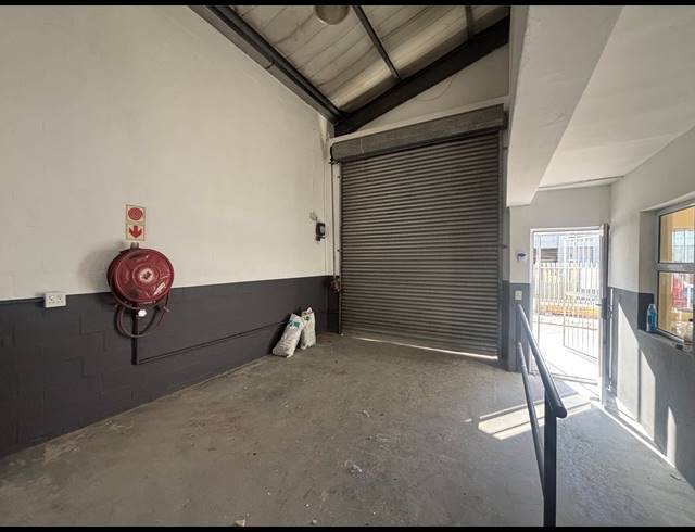 275M² WAREHOUSE TO LET IN STRAND INDUSTRIA